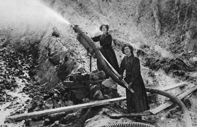 Un lavoro bagnato: donne lavatrici di argilla in una cava della Cornovaglia da English Photographer